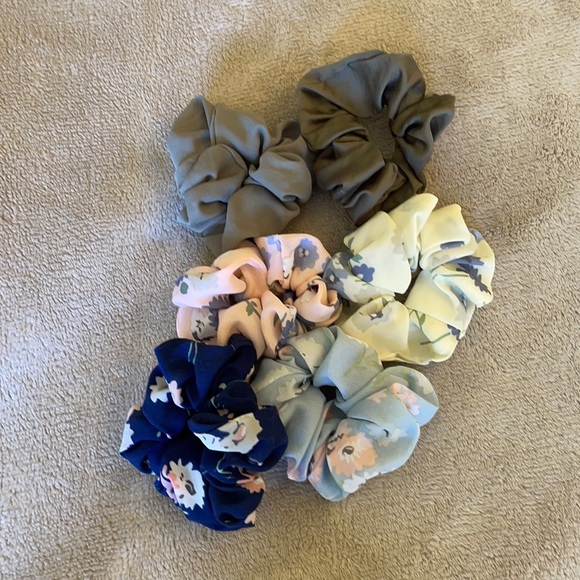 assorted scrunchies - Picture 1 of 1